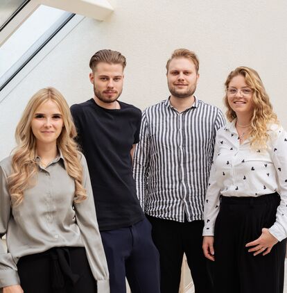 Unsere HR Foto unserer vier Mitarbeitenden in der HR. Zwei Frauen und zwei Männer sind zu sehen und lächeln freundlich in die Kamera.