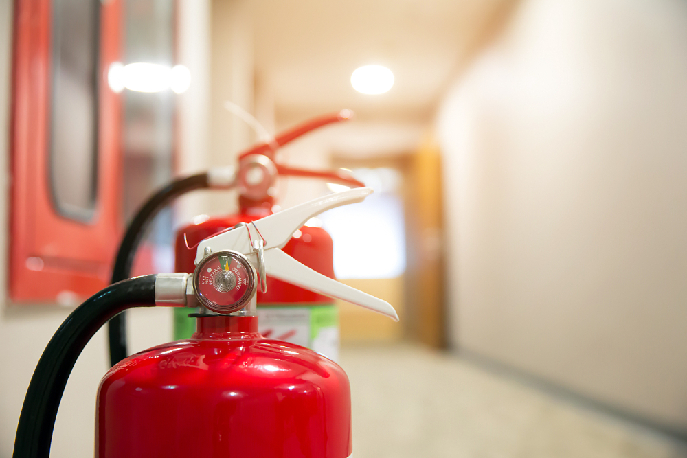 Foto von zwei Feuerlöschern in einem Flur.