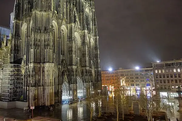 Der Dom in der Stadt Köln bei Nacht / Nordrhein-Westfalen / NRW