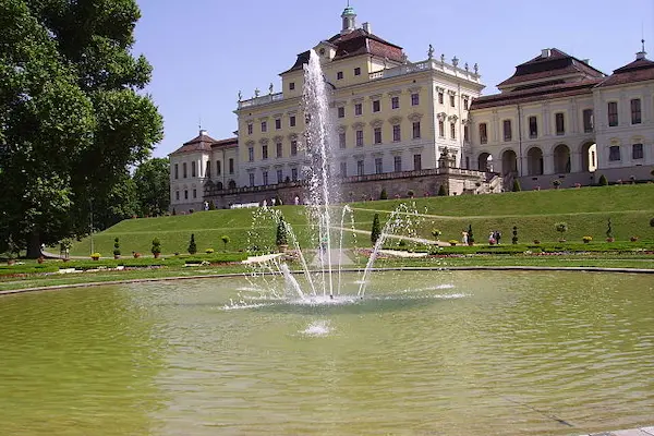 Brunnen vor dem Schloß Ludwigsburg in Baden-Württemberg