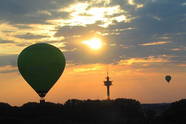 Ballonfahrt über der Stadt Neuss in Nordrhein-Westfalen