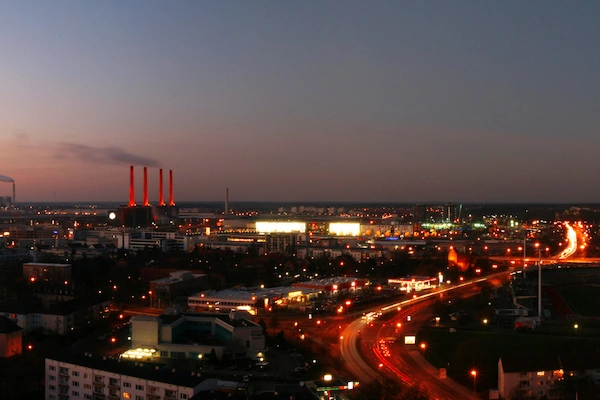 Blick über die nächtliche Skyline der Stadt Wolfsburg in Niedersachsen