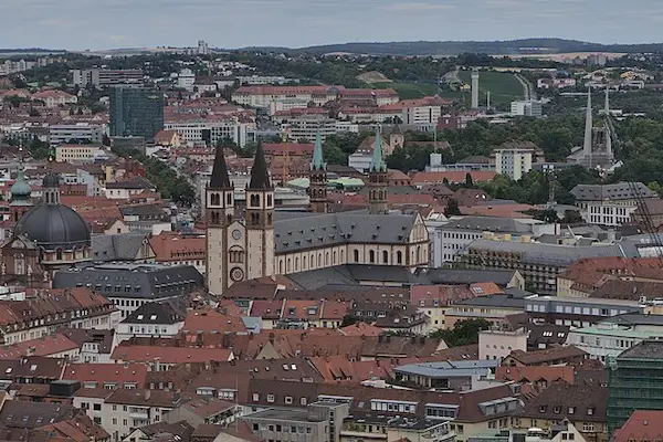 Altstadt und Kirche in Würzburg - Luftaufnahme