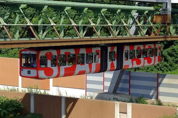 Schwebebahn in der Stadt Wuppertal in Nordrhein-Westfalen / NRW